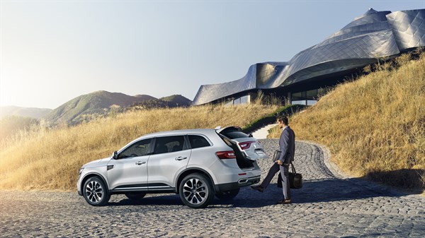Man using foot gesture to open Renault KOLEOS boot 