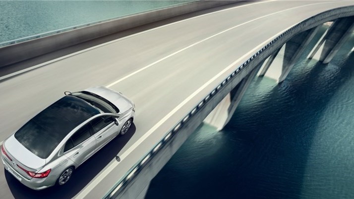 Renault MEGANE Sedan - Elevated view of the vehicle on a bend