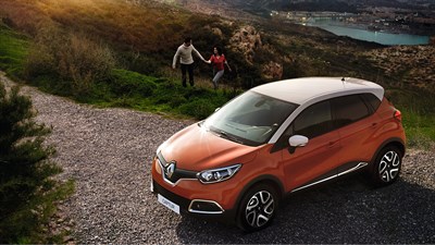 A couple walking towards their Renault CAPTUR