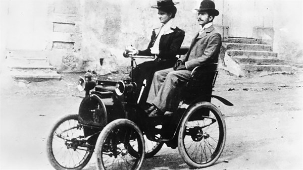 Renault 1st vehicle in 1898