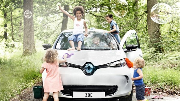 Kids enjoying the Renault Zoe
