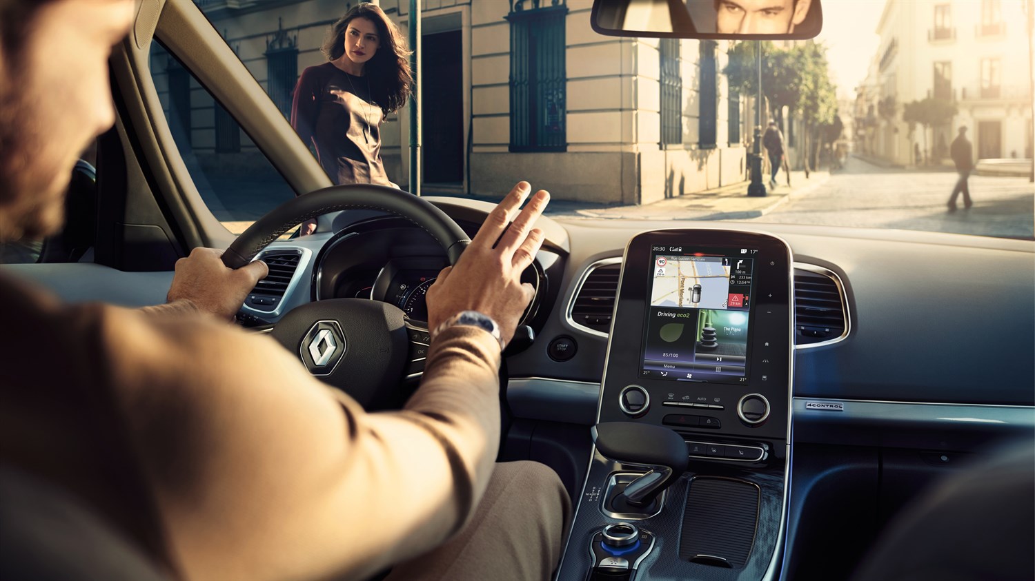 Renault - passenger compartment interior - R-Link 2 multimedia system integrated in the centre console