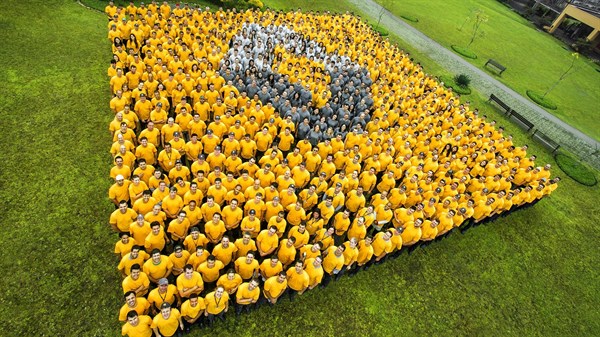 Discover Renault - people forming Renault logo